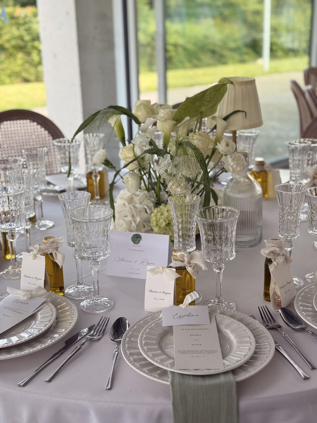 Table de réception, cristal et fleurs blanches