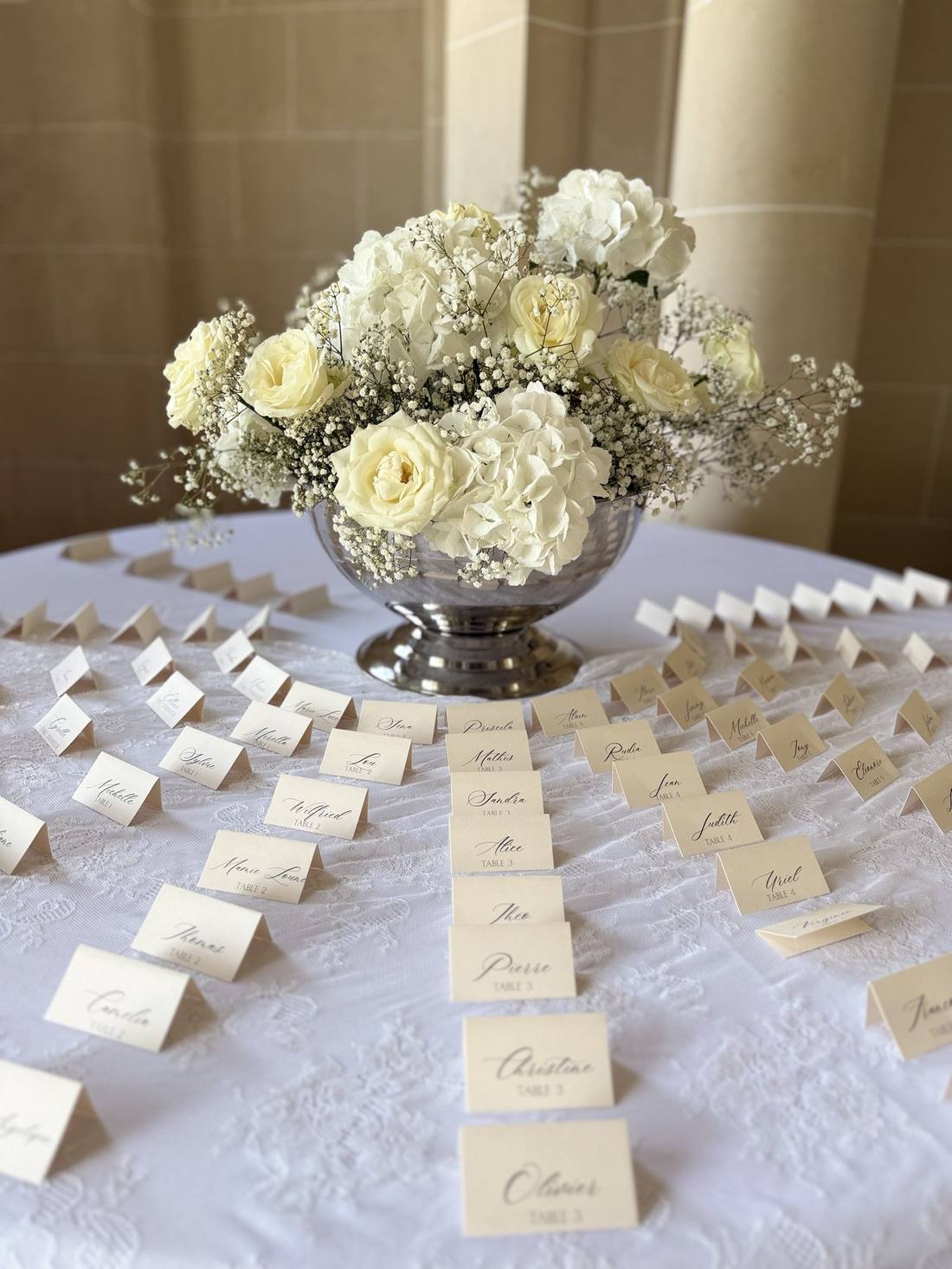 Plan de table et bouquet blanc dans une coupe argentée