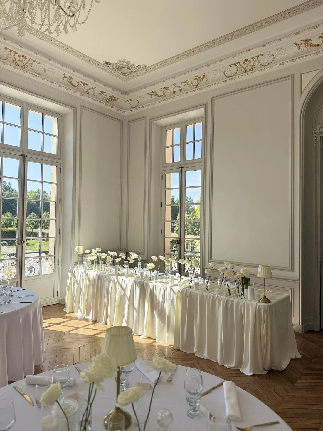 Table d'honneur, roses blanches devant une fenêtre