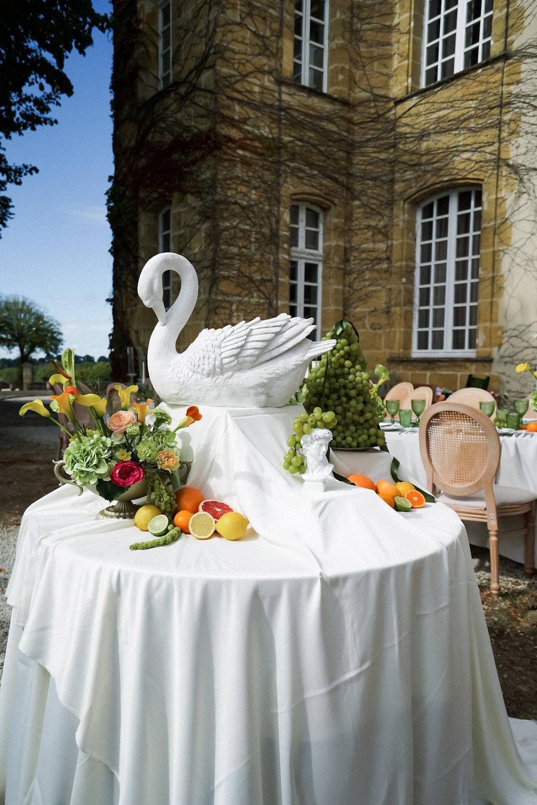 Pièce maîtresse en forme de cygne, agrumes et raisins