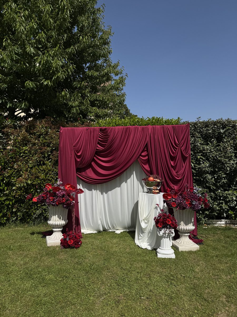 Scénographie drapée bordeaux et ivoire
